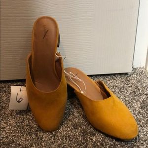 NWT Universal Thread yellow clogs/mules